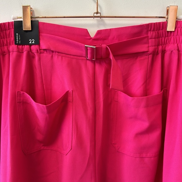 Torrid • Wide Leg Studio Crepe Shorts Hi-Waist Color: Pink Peacock • Sz 22 • NWT - Picture 5 of 12